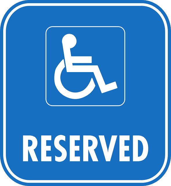 Nueva campaña Navideña de la DGT sobre el respeto del estacionamiento en las plazas reservadas para personas con movilidad reducida.
